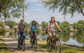 Fietsers langs het meer